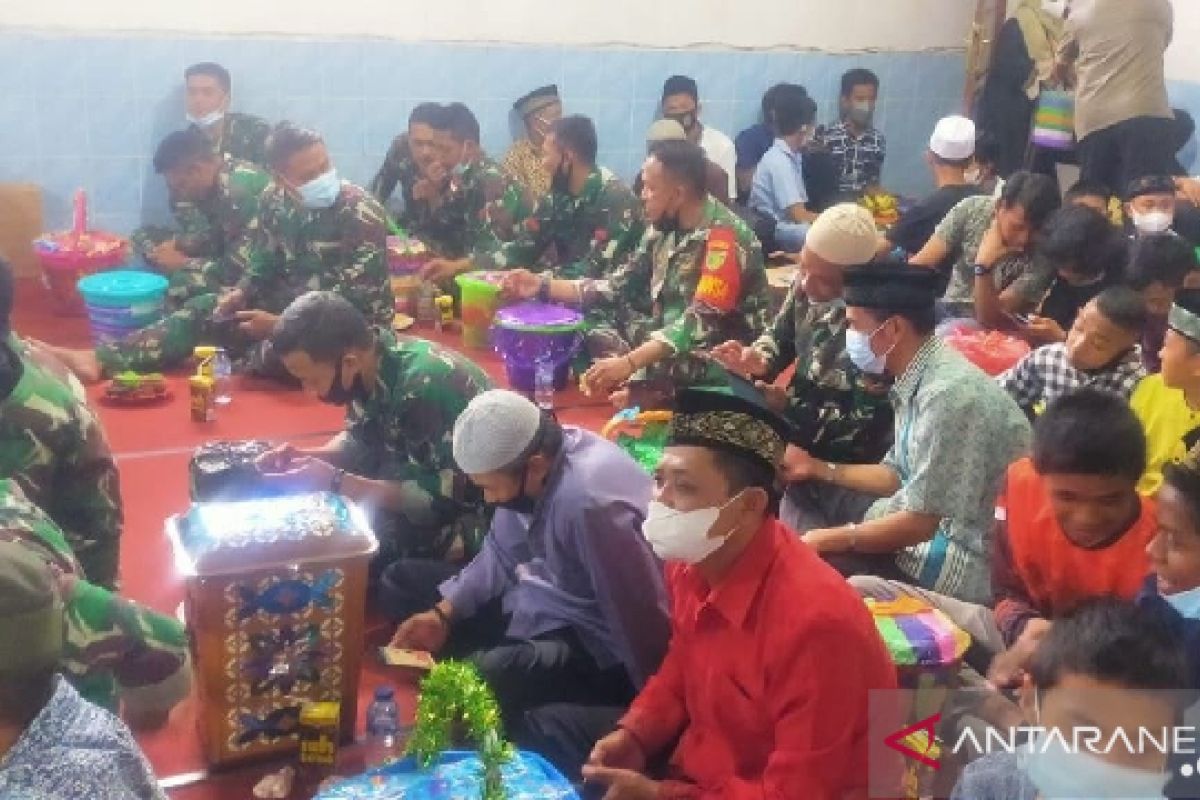 Aparat TNI hadiri perayaan maulid nabi Muhammad SAW di masjid Paniai Papua