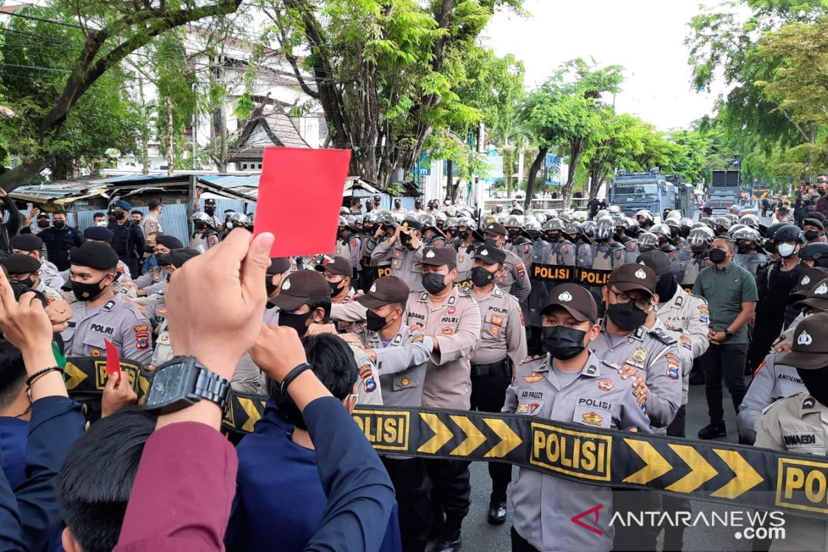 Pengamanan ketat hadapi pengunjukrasa kedatangan Presiden Jokowi ke Kalsel.