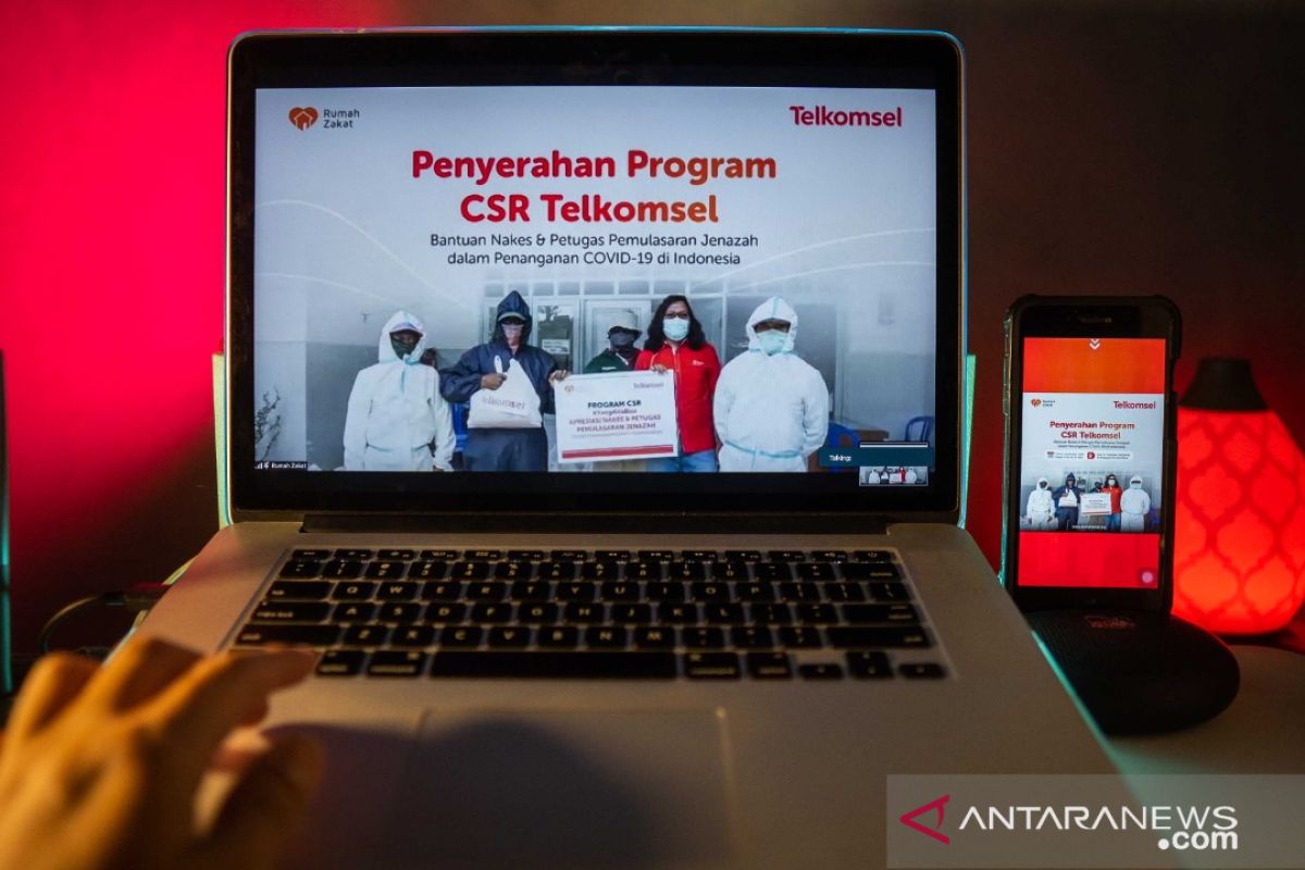 Telkomsel bantu APD tim pemulasaraan jenazah COVID-19