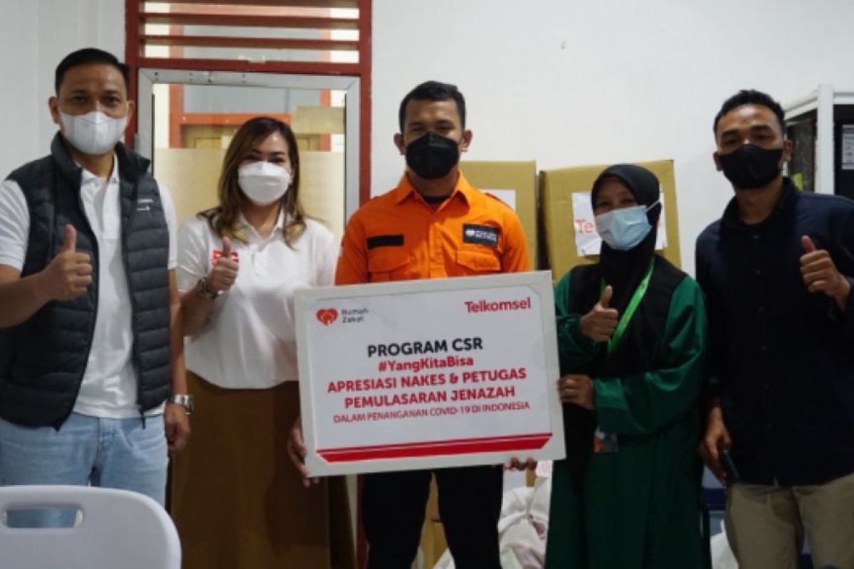 Telkomsel dan Rumah Zakat bantu APD dan sembako bagi nakes