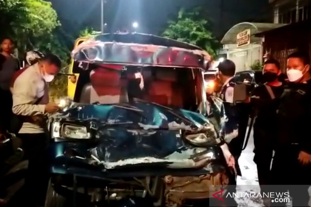 Sopir minibus terluka parah, akibat tabrakan beruntun di Surabaya
