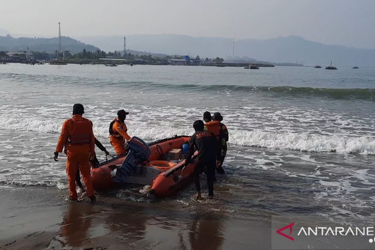 Gelombang dan hujan deras sulitkan tim SAR cari korban tenggelam