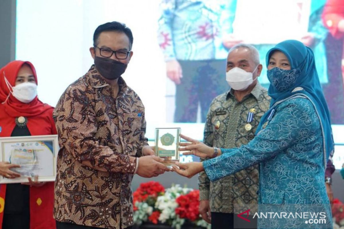 Gubernur Kaltim Isran Noor terima penghargaan Manggala Karya Kencana