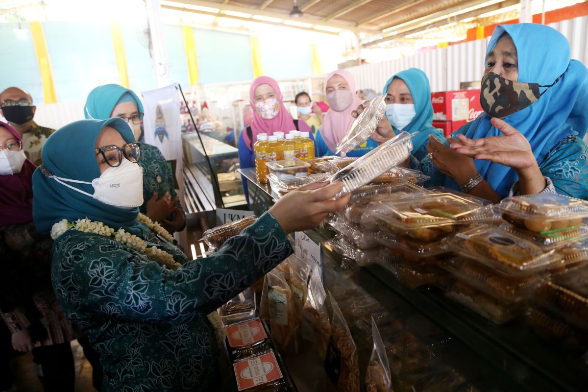 PKK dan Susanti Megah sediakan stan gratis untuk UMKM di Surabaya