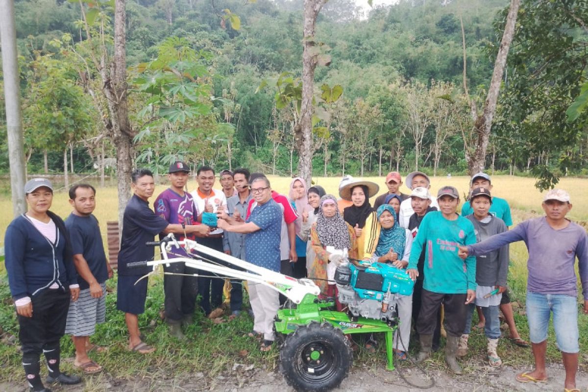 Anggota DPR RI serahkan bantuan bidang pertanian di Solok Selatan