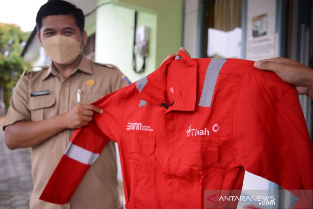 Petugas kebersihan di Belitung Timur punya seragam baru, PT Timah serahkan 120 unit wearpack ke DLH