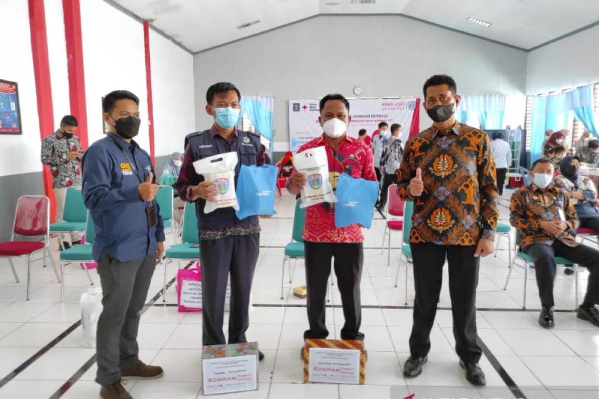 Rudenim dan Lapas Makassar bagi paket "new normal kit" peringati HDKD Kemenkumham
