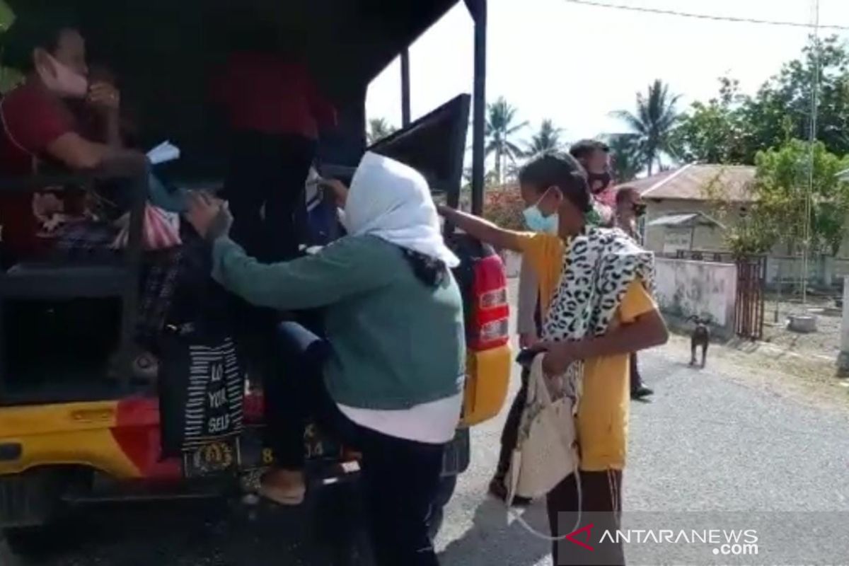 Polisi sediakan truk untuk angkut warga ke lokasi vaksinasi