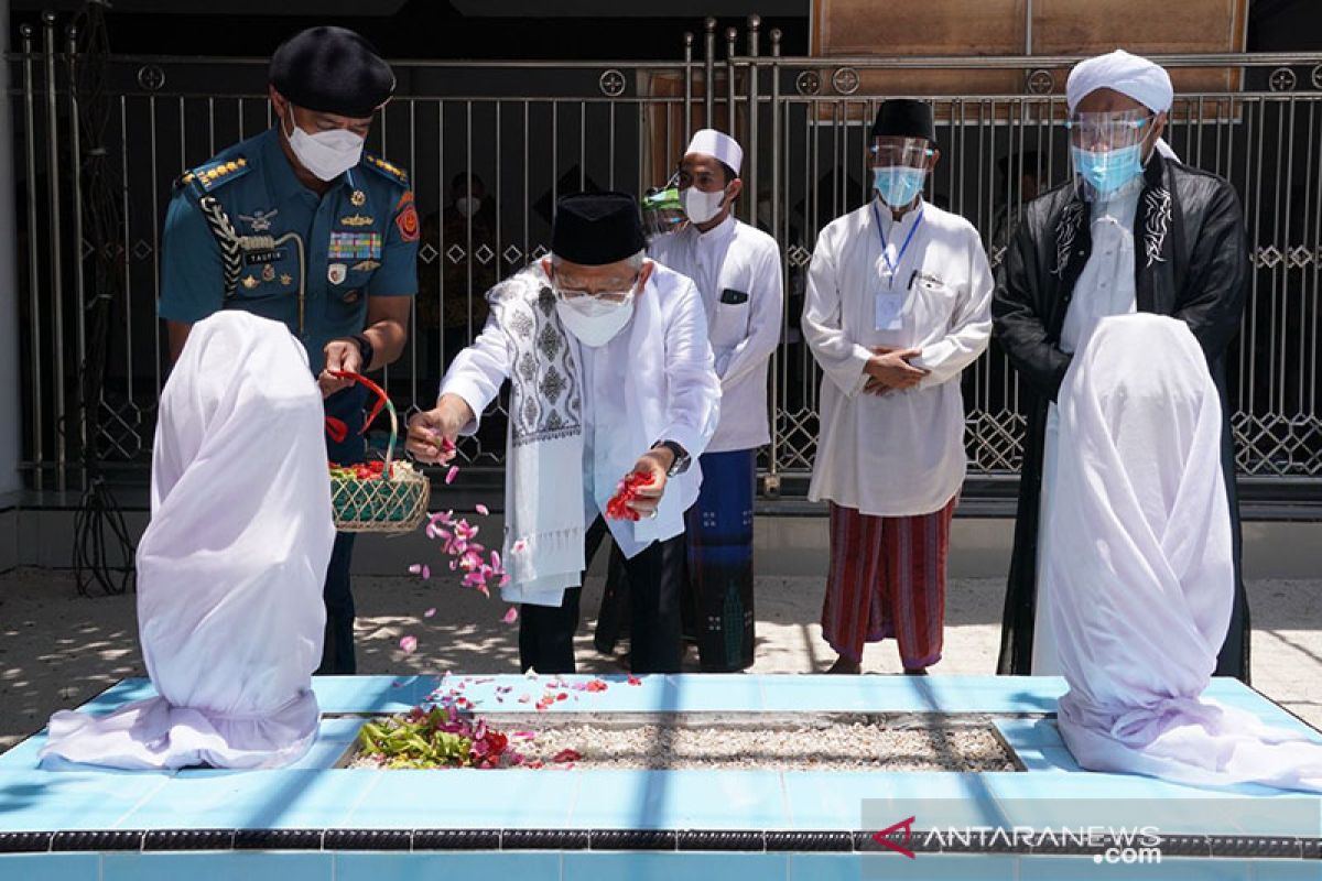 Wapres Ma'ruf ziarah ke makam Pahlawan Nasional K.H.R. Asad Syamsul Arifin