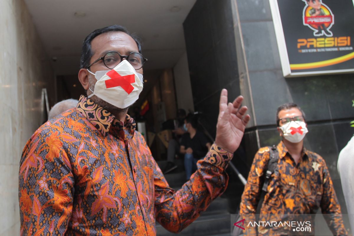 Jakarta kemarin, dari Haris versus Luhut hingga kafe di atas kali