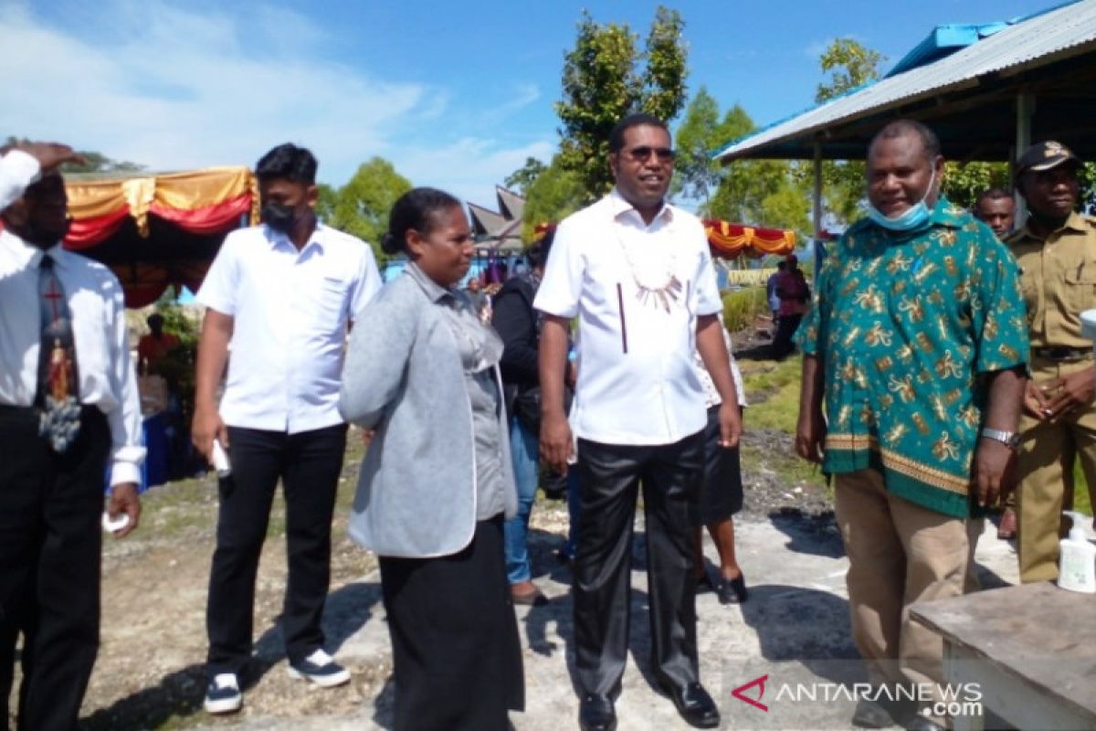 Bupati Herry Naap resmikan pagar gereja GKI Bait El Aryom Biak Timur