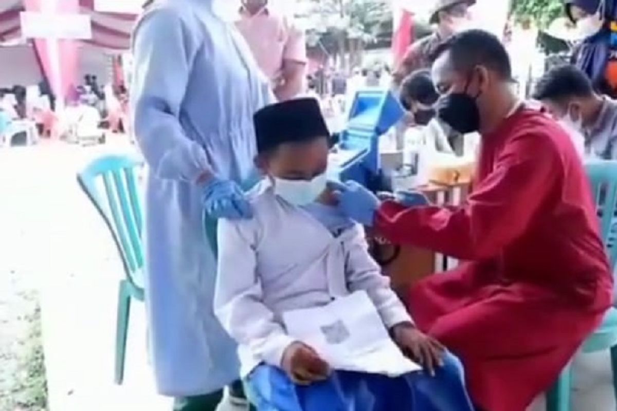 Wagub Abdullah Sani hadiri vaksinasi santri Nurul Iman di Sepabo-Muarojambi