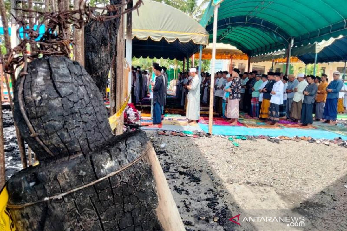 Masjid Terbakar, warga Pasi Jambu Aceh Barat shalat Jumat di bawah tenda