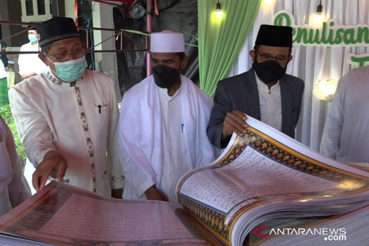 Kemenag Sulteng  luncurkan Al Quran tulisan tangan 400 santri