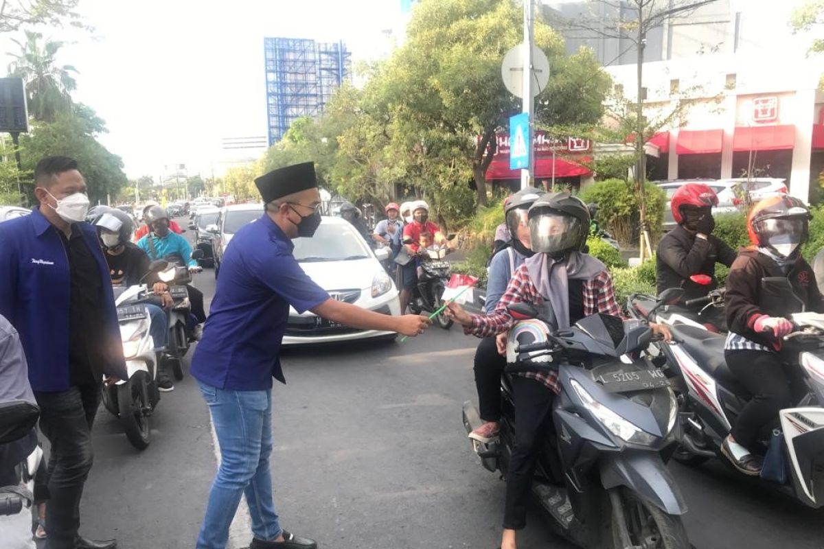 Kader muda NasDem Jatim bagikan bendera merah putih peringati Hari Santri