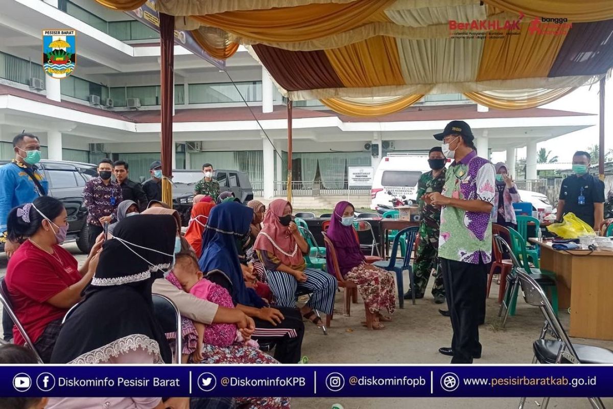 Bupati Pesisir Barat tinjau pelaksanaan vaksinasi