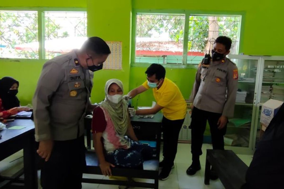 Vaksinasi di Sekotong, Tim Vaksinator dihadapkan rumah warga yang berjauhan
