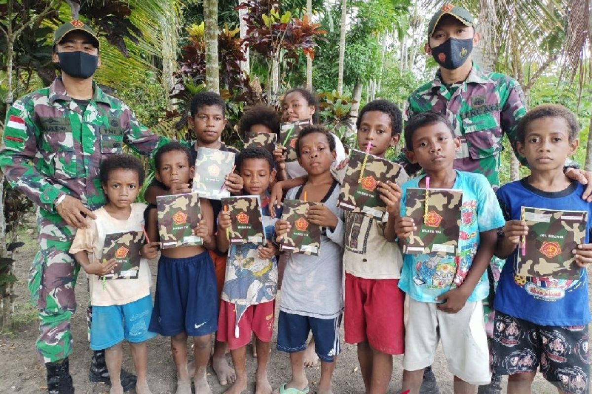 Satgas TNI bagikan perlengkapan sekolah anak perbatasan RI-PNG