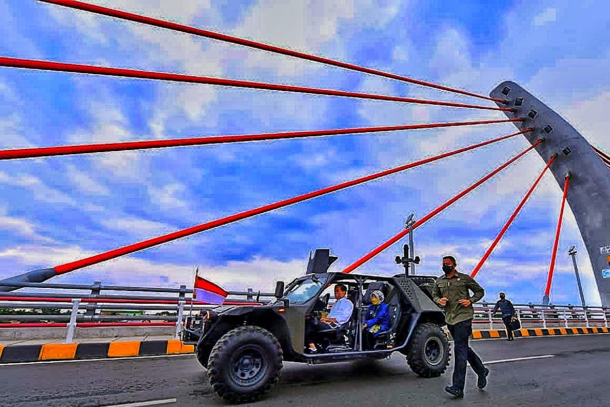Jokowi ajak Noormiliyani satu mobil tinjau Jembatan Sungai Alalak