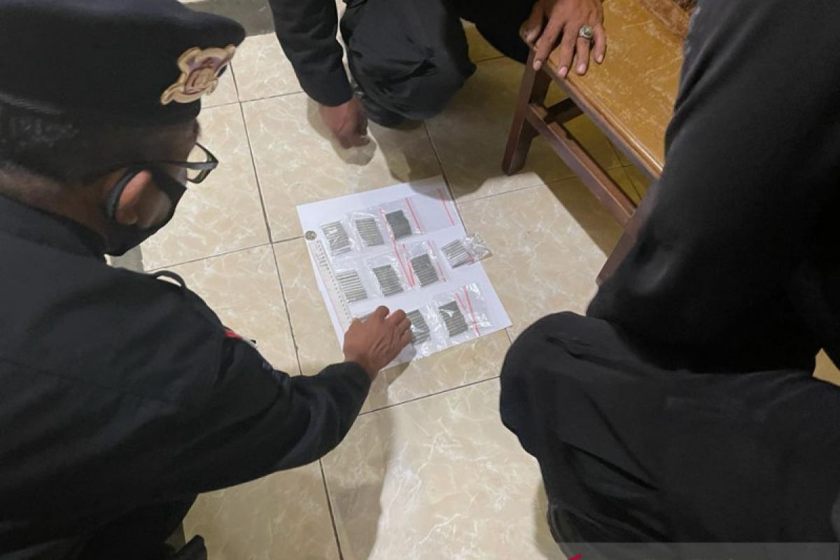 Seorang pria pembawa 100 batang detonator di Polda NTT terancam hukuman mati