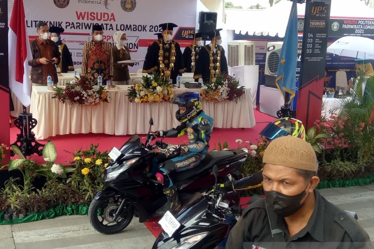 Poltekpar Lombok menggelar wisuda ala pebalap MotoGP