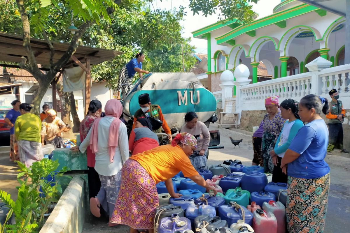 BPBD Jatim bersama LPBI NU Pasuruan salurkan bantuan air bersih