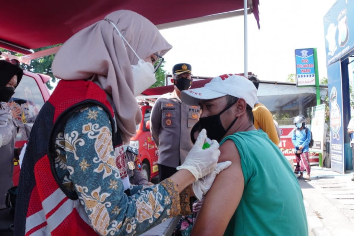 Polresta Sidoarjo layanan vaksinasi di wilayah perbatasan