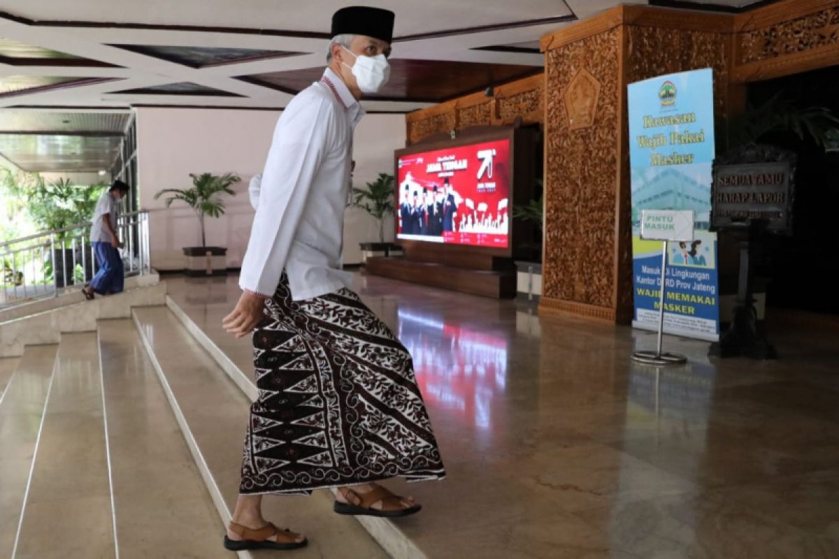 Gubernur Ganjar Pranowo dan ASN Jateng  "ngantor" pakai sarung pada Hari Santri Nasional