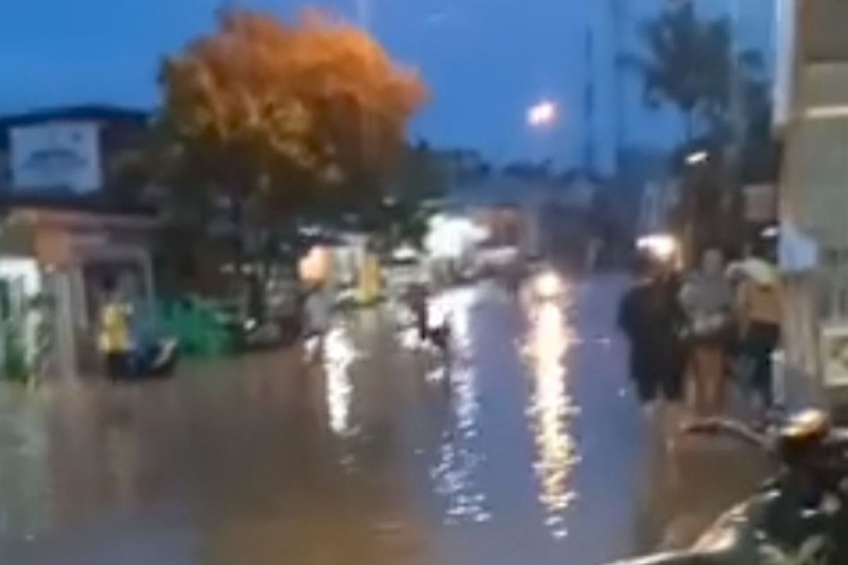 Banjir rendam Mamuju setelah hujan tiga jam