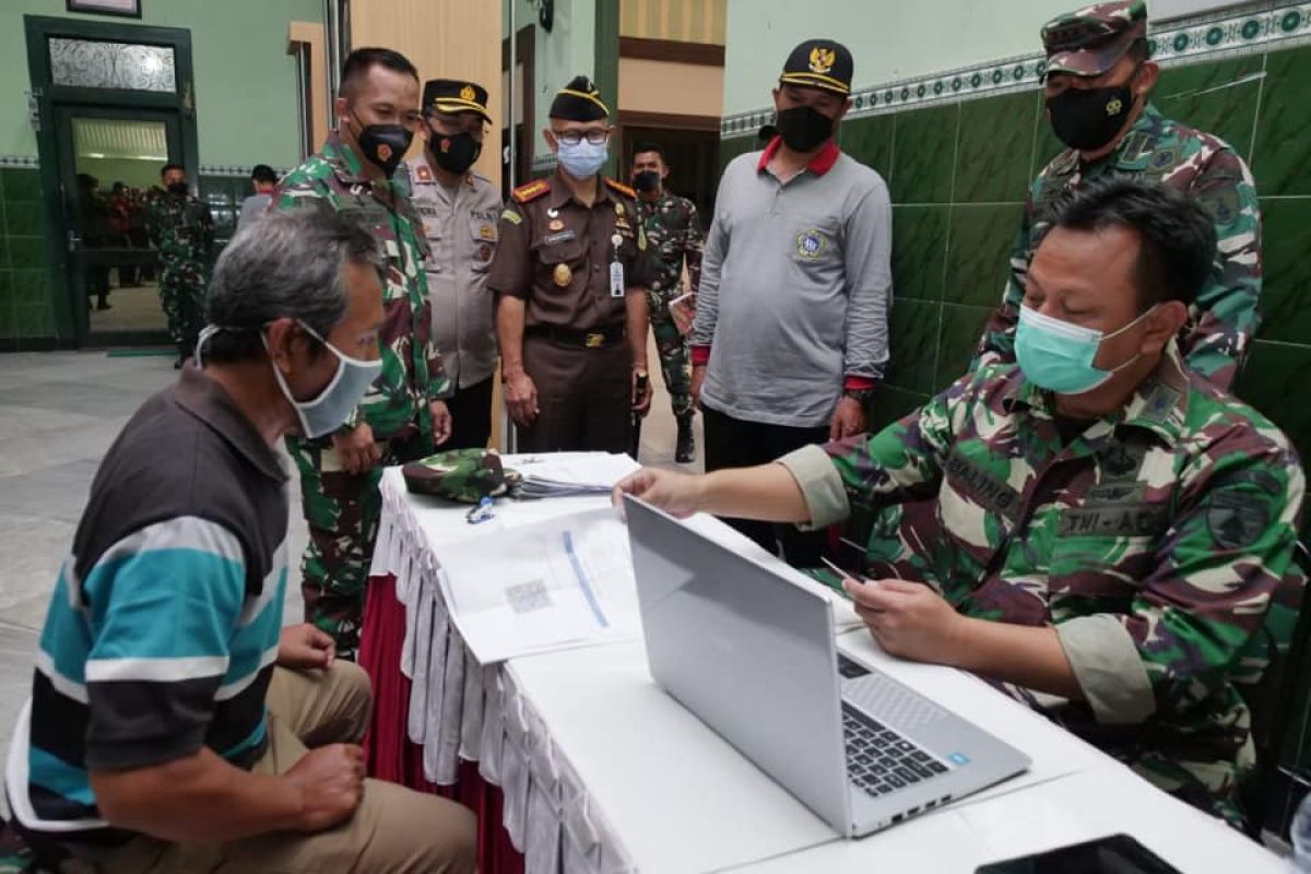 Kodim Madiun salurkan bantuan tunai untuk 4.800 PKL dan warung