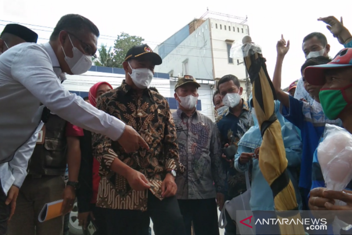 Menko PMK borong gulali kemudian dibagikan ke anak SD di Kendari