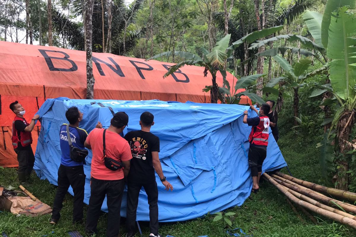 PMI bantu mengungsikan korban pergerakan tanah di Cigulusur Sukabumi