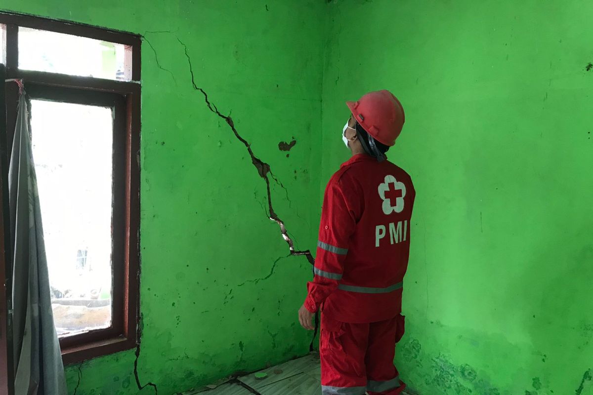 Warga Cigulusur Sukabumi kehilangan rumah akibat pergerakan tanah