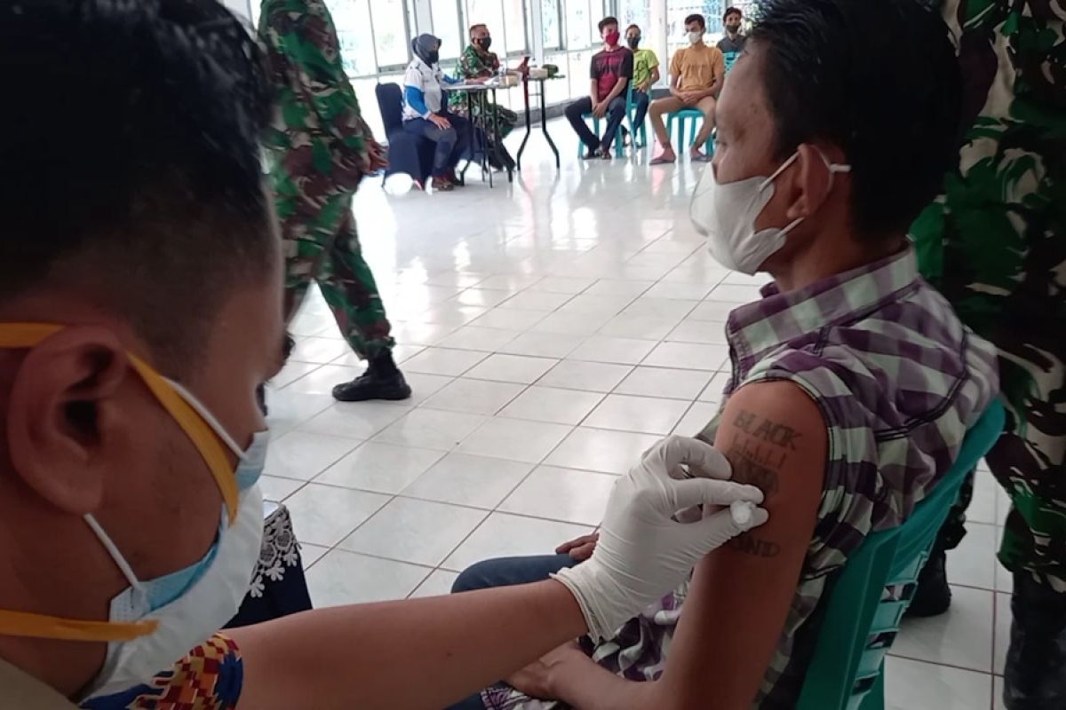 200 narapidana di Lapas Rajabasa disuntik vaksinasi