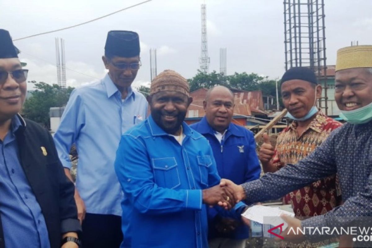 Demokrat Papua bantu pembangunan Masjid Riyadhul Jannah Rp50 juta dan 200 sak semen