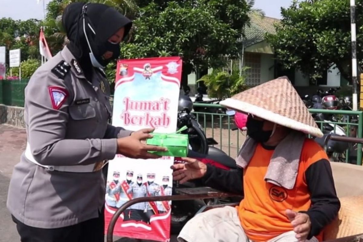 Jumat Berkah, Polres Pekalongan Kota bagikan 100 nasi bungkus dan masker