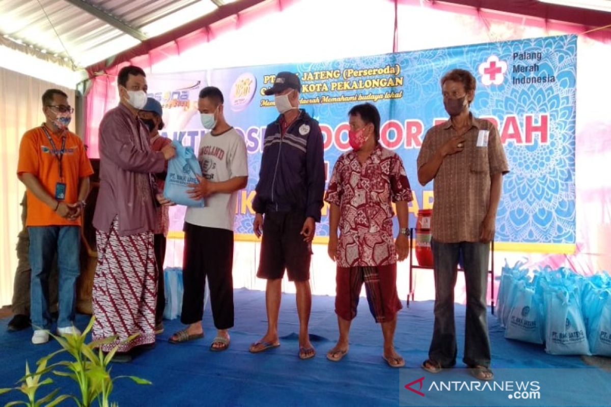 Pemkot Pekalongan bagikan paket sembako untuk pedagang