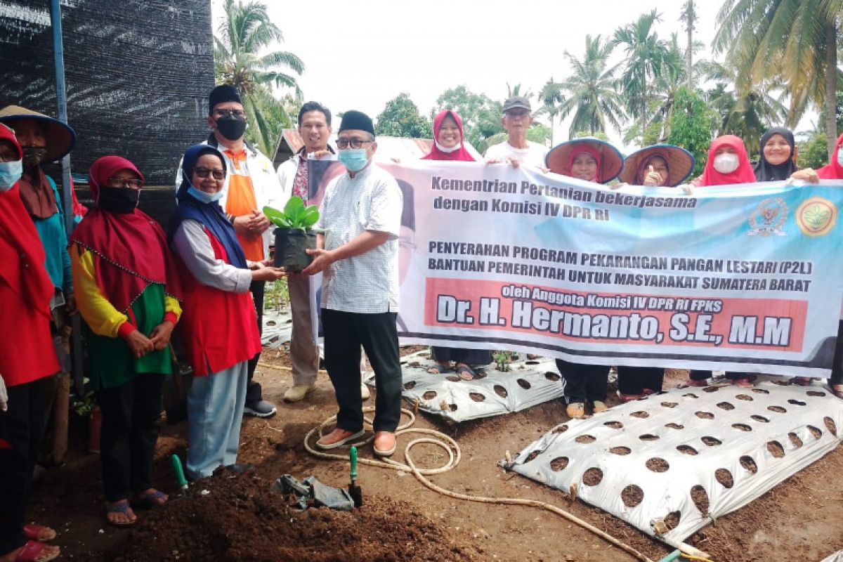 Anggota DPR serahkan bantuan modal untuk 3 KWT di  Solok