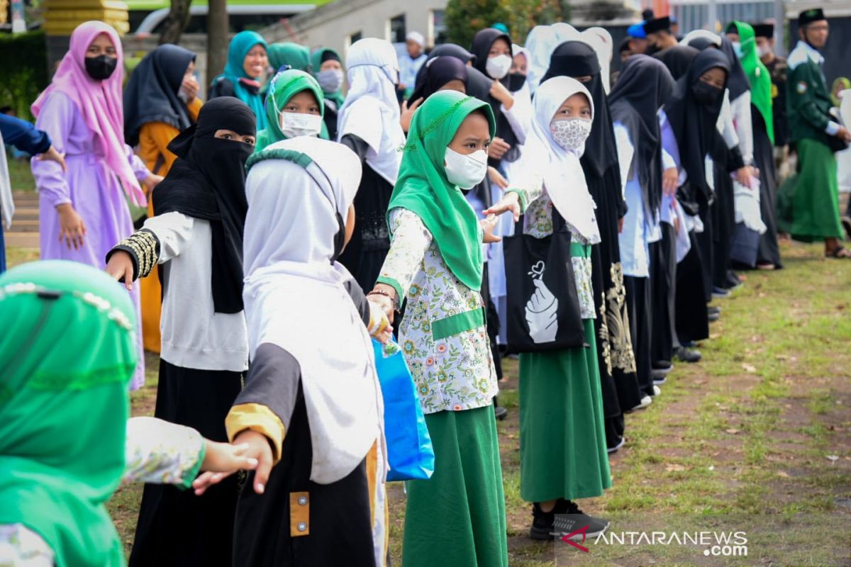 Bupati Bandung ajak santri bawa negeri bangkit dari pandemi COVID-19