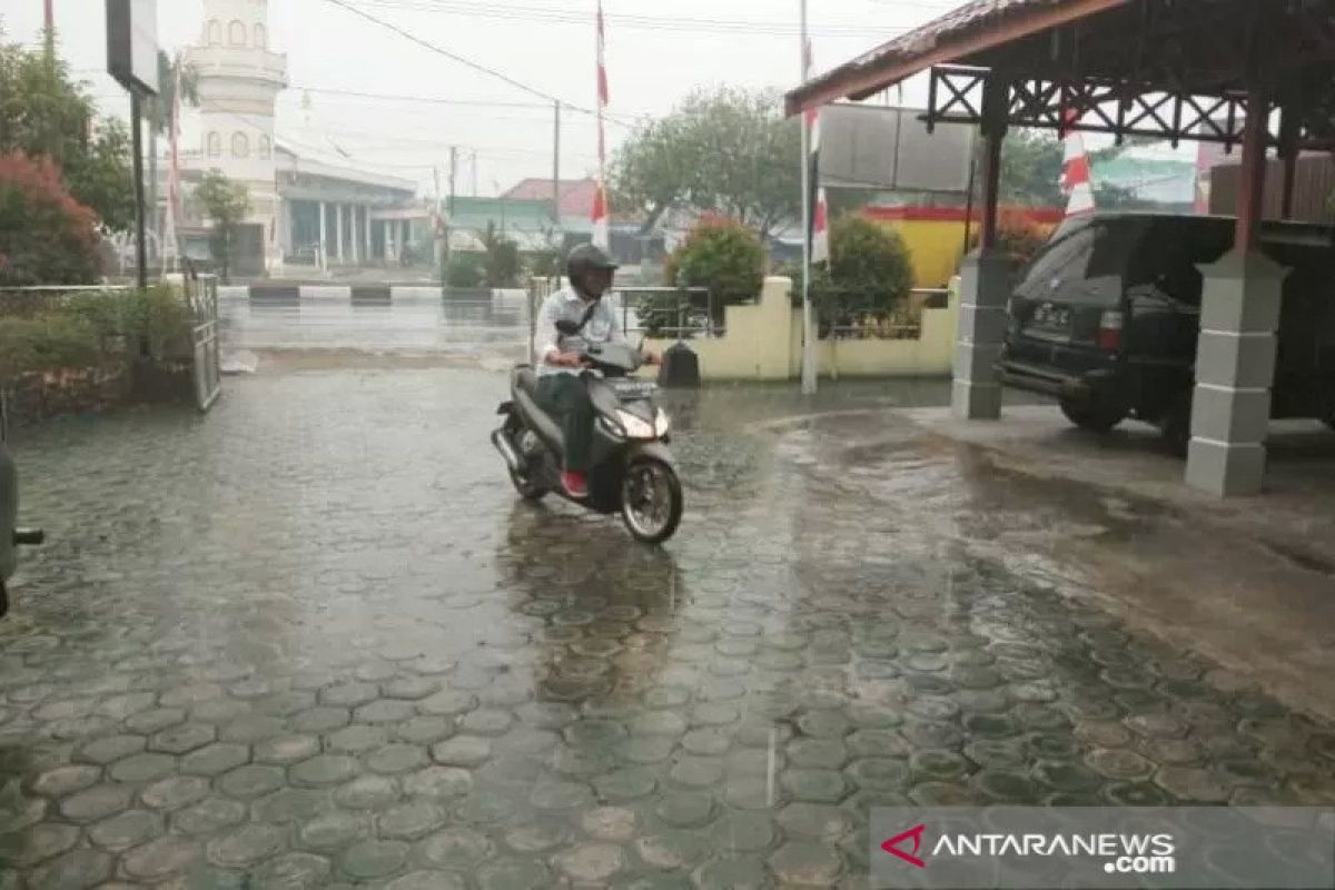 Hujan sedang dan lebat landa beberapa daerah Indonesia