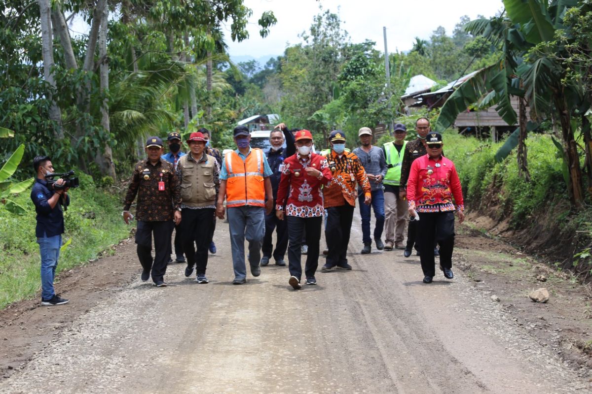 Bupati Lampung Barat tinjau pembangunan jalan Pekon Sukabanjar