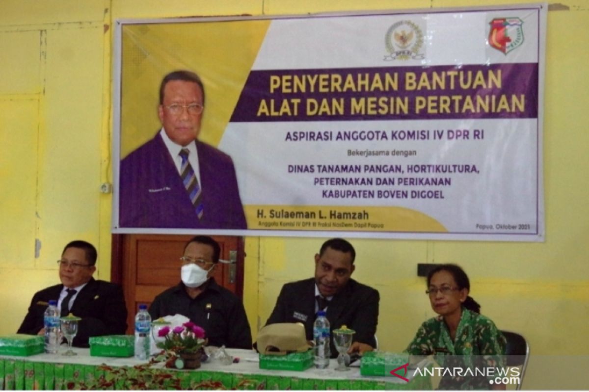 Anggota DPR serahkan bantuan alat mesin pertanian ke Pemkab Boven Digoel