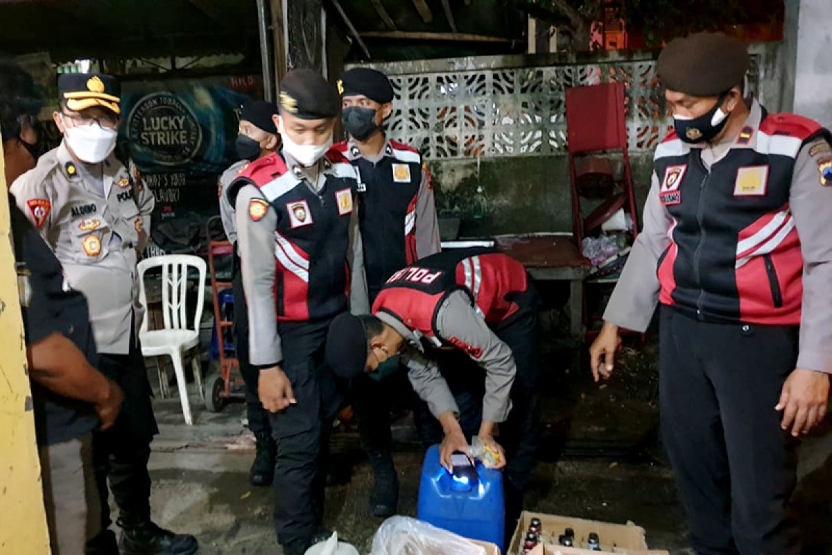 Polresta Banyumas sita seratusan botol minuman beralkohol berbagai merek