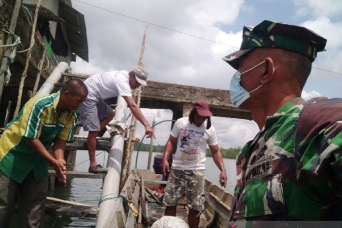 Pangkalan TNI AL Babel tebar satu ton benih kerang darah di Pantai Pusuk
