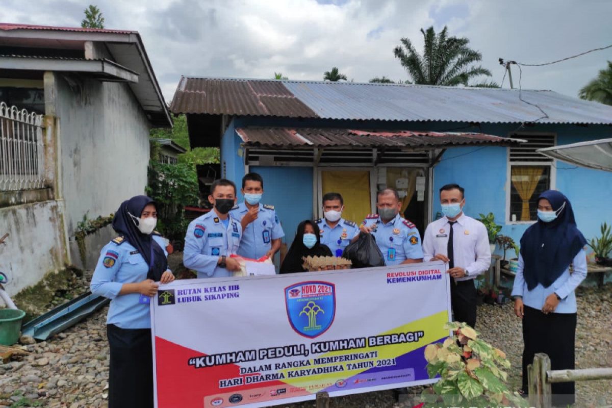 Rutan Lubuk Sikaping bagikan paket sembako kepada warga terdampak COVID-19