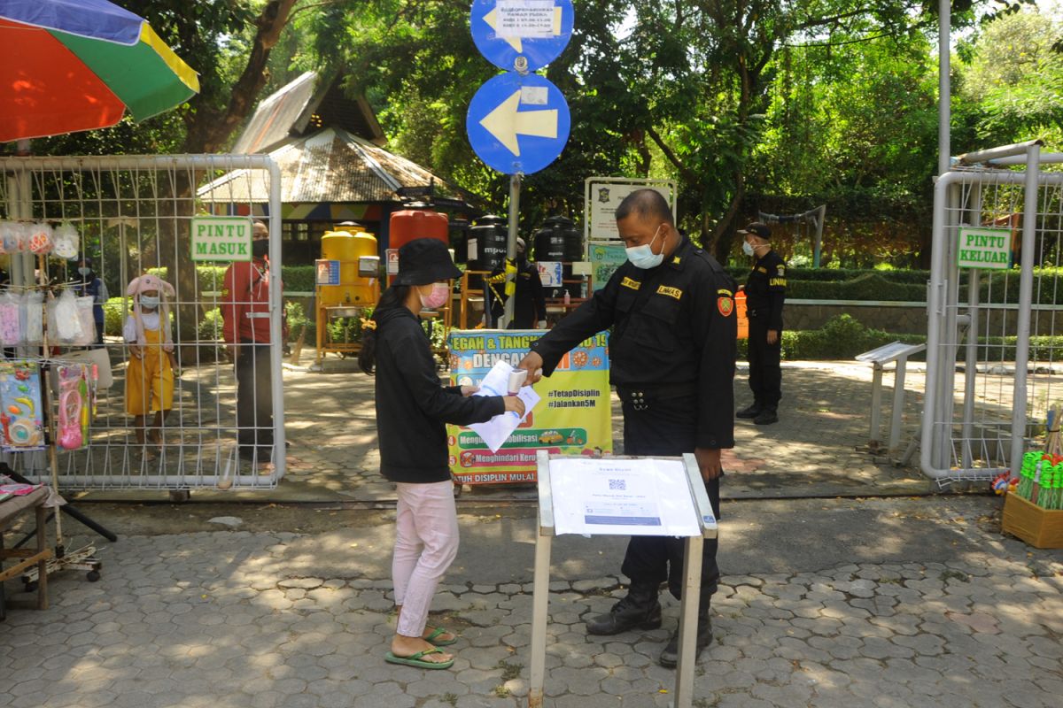 Delapan taman di Kota Surabaya dibuka dengan prokes ketat