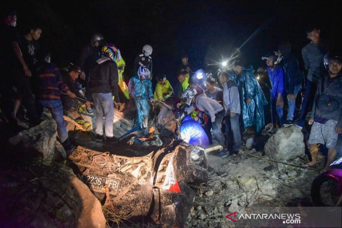 Landslide hit a car kills four people in North Sumatra