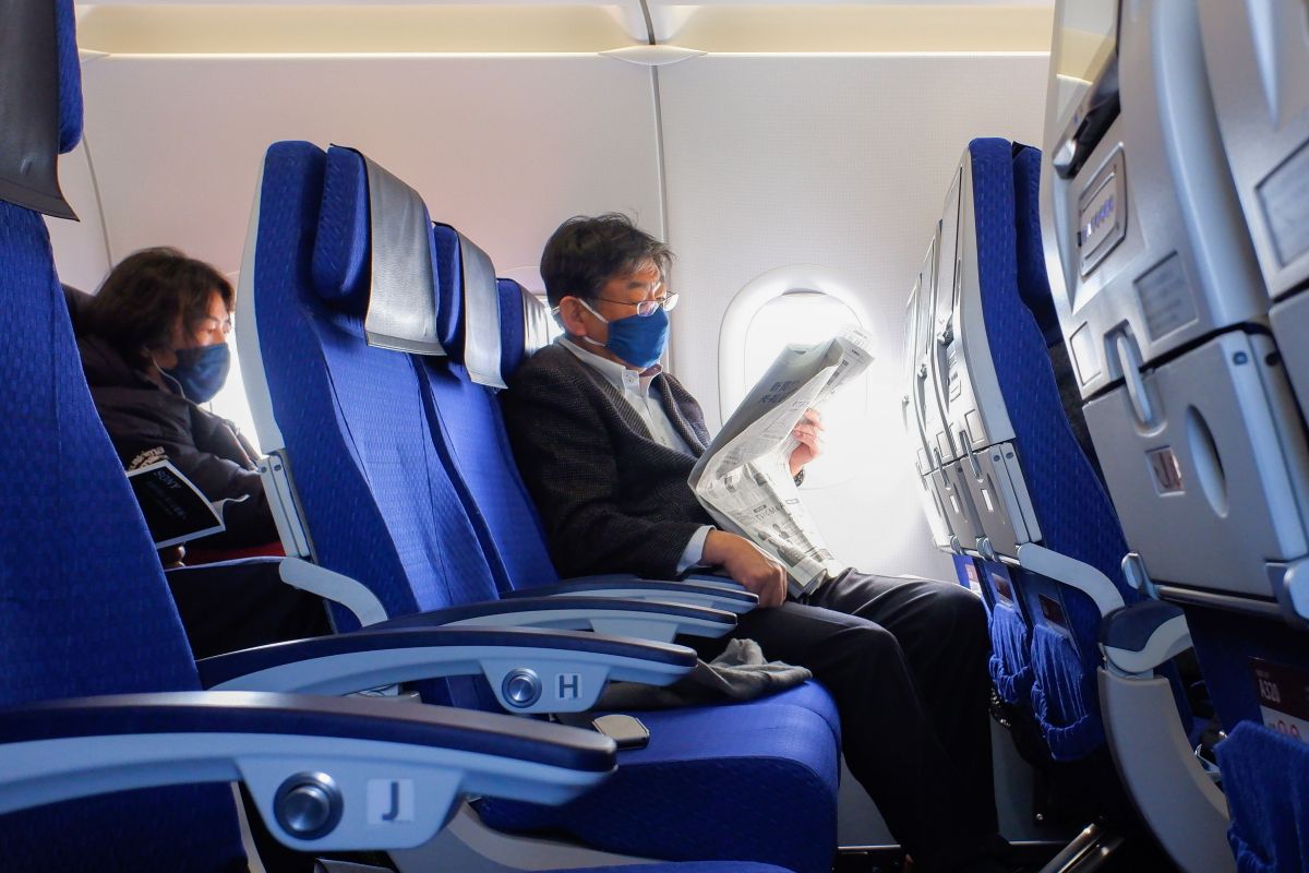 Removing mask for meal during flight ups COVID-19 risk: expert