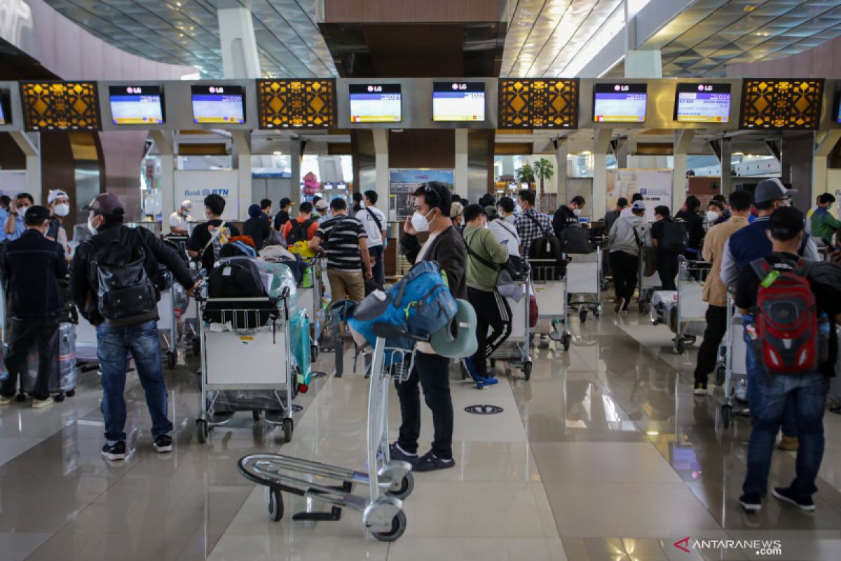 Area bongkar muat barang di Bandara Soetta tergenang air