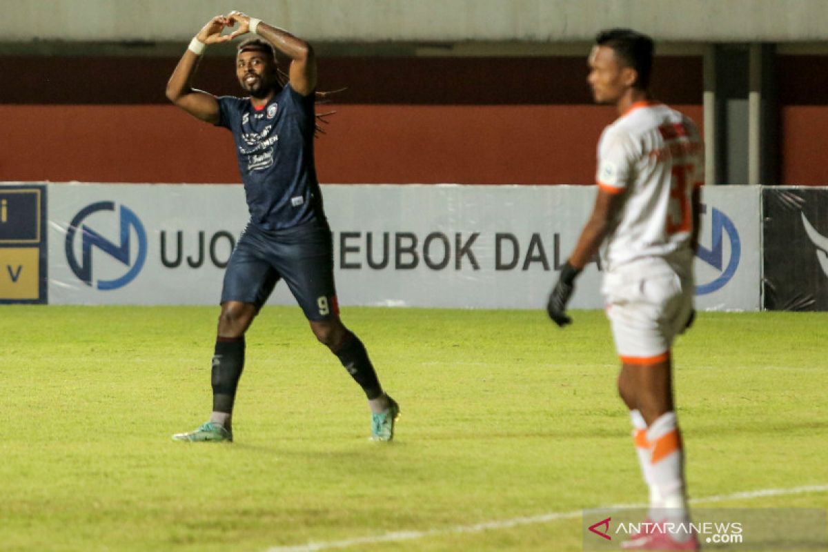 Arema FC tundukkan Borneo FC berkat dua gol yang dicetak Fortes